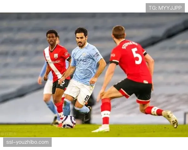 曼城放弃无效控球权转向防反，四前锋平行站位封锁传球线路